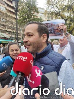 Fernández (Vox) cree que se puede llegar a un acuerdo "muy bueno" con PP para gobernar Extremadura pero no dice cuándo