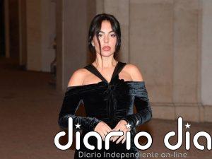 Georgina Rodríguez, espectacular con un vestido de terciopelo negro en el desfile de Valentino