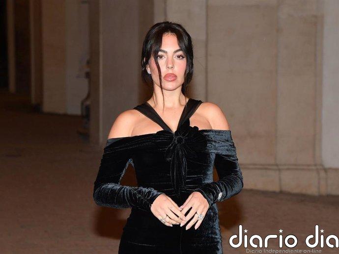 Georgina Rodríguez, espectacular con un vestido de terciopelo negro en el desfile de Valentino