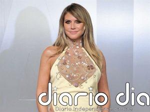 Heidi Klum calla a quienes la llamaron "gorda" con un vestido espectacular (y transparente) en la fiesta de los Oscar