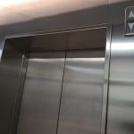 Herida al quedar atrapada por la cincha de una silleta en un ascensor en Tudela