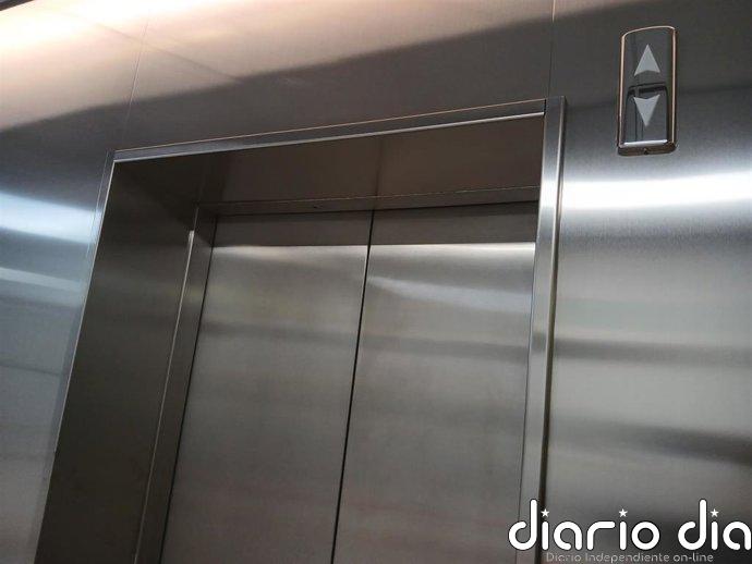 Herida al quedar atrapada por la cincha de una silleta en un ascensor en Tudela