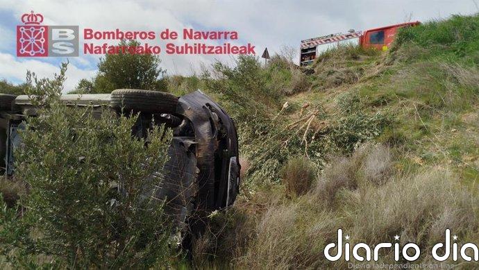 Herida tras sufrir una salida de vía y volcar en San Martín de Unx