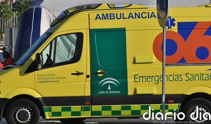 Herida una mujer tras una colisión entre dos turismos en el puente del Río Andarax de El Puche, en Almería