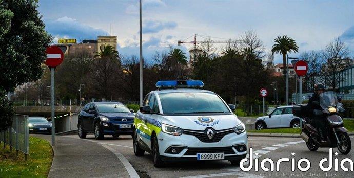 Heridos el conductor y pasajero de un coche que chocó con una excavadora de unas obras en Santander