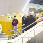 Imágenes de habitantes de Haifa corriendo a refugiarse a una estación de metro