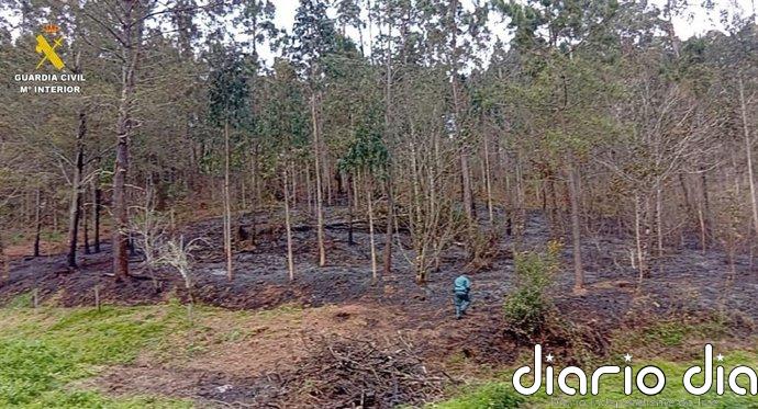 Investigado un vecino de Miño como presunto autor de un delito de incendio forestal por una quema sin autorización