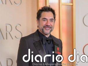 Javier Bardem transforma el clásico esmoquin en una reivindicación en la alfombra roja de los Oscar 2026