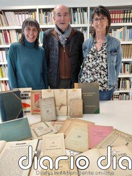 La Biblioteca de Navarra recibe una donación de libros y otros documentos del fondo documental de Juan Cruz Alli De izquierda a derecha: la jefa de la Sección de la Biblioteca de Navarra, María Luisa Garces; el expresidente y profesor universitario Juan-Cruz Alli; y la directora del Servicio de Bibliotecas, Clara Flamarique.