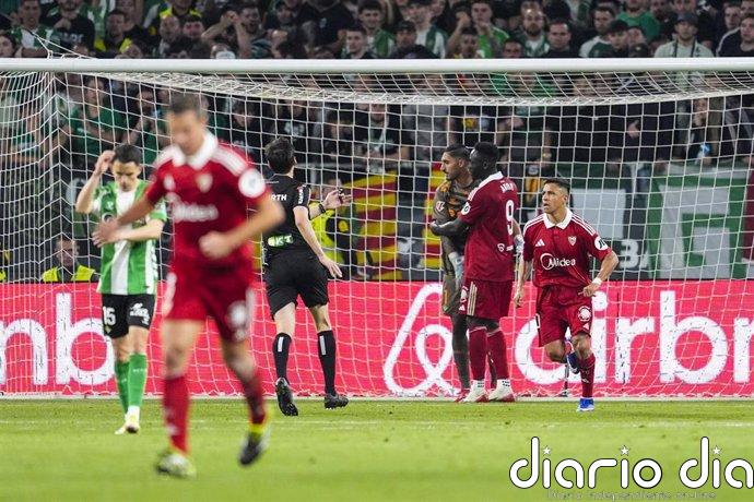 La Cartuja reparte el derbi y el Valencia gana vida