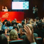 La CNSE denuncia que las personas sordas siguen encontrando barreras en salas de cine y teatros