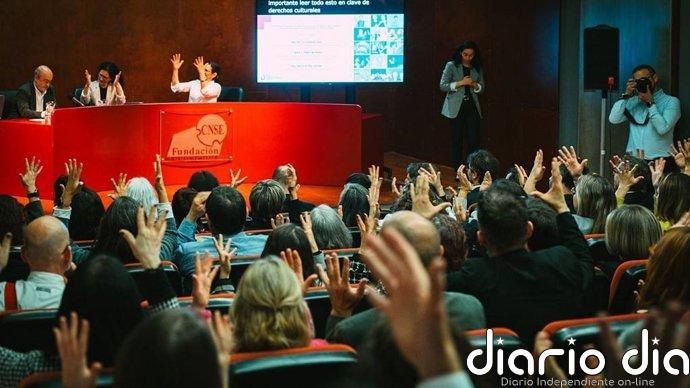 La CNSE denuncia que las personas sordas siguen encontrando barreras en salas de cine y teatros