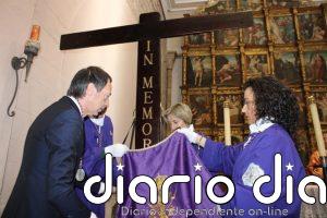 La Cofradía del Santo Cristo del Consuelo de Tarazona bendice el manto que donará a la Virgen del Pilar