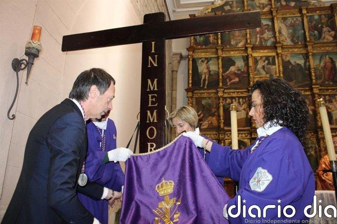 La Cofradía del Santo Cristo del Consuelo de Tarazona bendice el manto que donará a la Virgen del Pilar