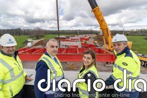 La colocación de la estructura metálica avanza el viaducto de la ría de Solía que estará finalizado en primavera de 2027