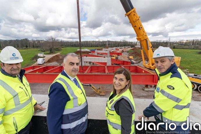 La colocación de la estructura metálica avanza el viaducto de la ría de Solía que estará finalizado en primavera de 2027