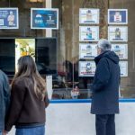 La compraventa de viviendas cayó un 11,4% en enero, hasta las 49.685 transacciones, según los notarios