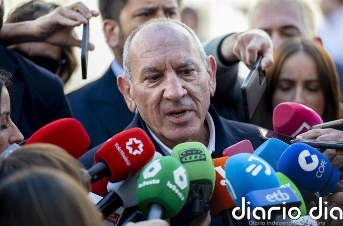 La denunciante insiste al juez para que prohíba al exDAO comunicarse con ella