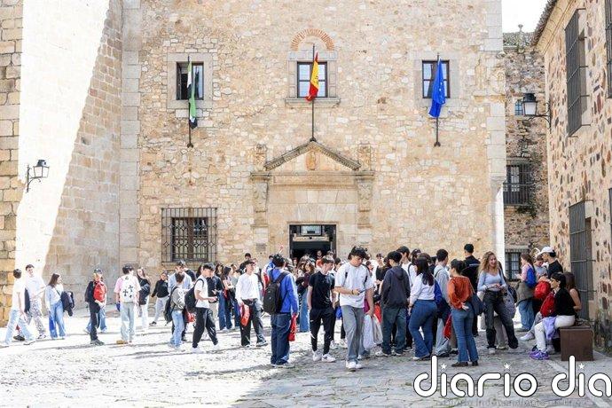 La Diputación de Cáceres recibe a estudiantes que han participado en la Ruta de la Memoria Histórica