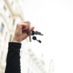 La factura de Hacienda si tus padres te ayudan a comprar tu primera vivienda: así cambia según tu comunidad