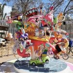 La falla infantil 'València es mou' ya luce "llena de color" en la Plaza del Ayuntamiento