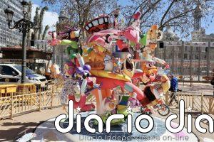 La falla infantil 'València es mou' ya luce "llena de color" en la Plaza del Ayuntamiento