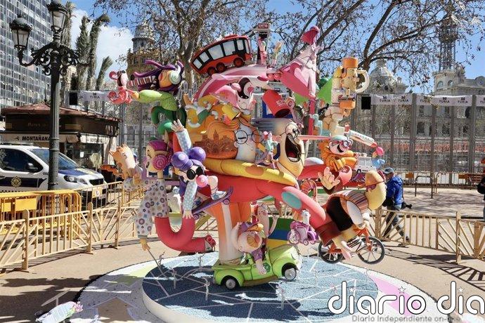 La falla infantil 'València es mou' ya luce "llena de color" en la Plaza del Ayuntamiento