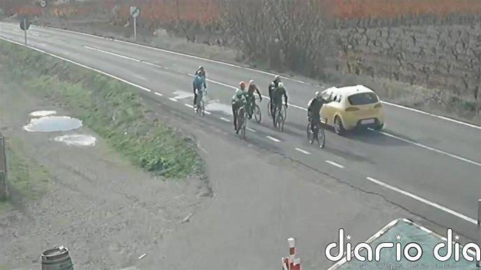 La Guardia Civil investiga a un conductor que puso en grave riesgo la vida de siete ciclistas