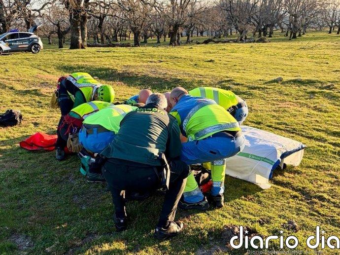 La Guardia Civil rescata a un parapentista en una zona de difícil acceso de Cabezabellosa (Cáceres)