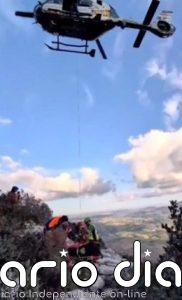 La Guardia Civil rescata en helicóptero a un parapentista accidentado en Algodonales (Cádiz)