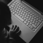 La IA agrava el abuso sexual infantil: las imágenes y vídeos realistas generados por IA aumentaron un 14% en 2025