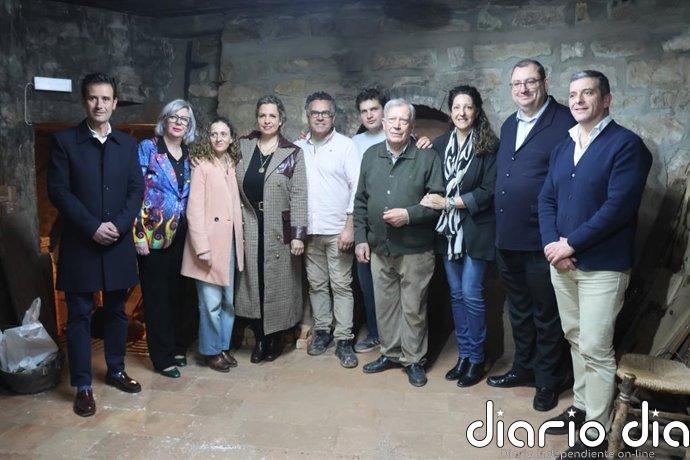 La Junta asiste en Úbeda (Jaén) a la cochura que realiza Pablo Tito en su horno árabe situado en su alfar y museo