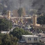 La milicia iraquí proiraní Kataib Hezbolá extiende cinco días más la suspensión de sus ataques a la embajada de EEUU