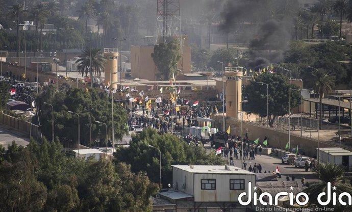La milicia iraquí proiraní Kataib Hezbolá extiende cinco días más la suspensión de sus ataques a la embajada de EEUU
