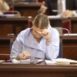 La oposición espera que Prohens detalle las medidas para paliar los efectos de la guerra en su regreso al Parlament