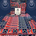 La Policía Municipal incautó más de 180 bufandas falsificadas en la previa del Atleti-Brujas en febrero