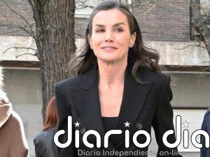 La Reina Letizia aparece por sorpresa en la capilla ardiente de Fernando Ónega: "Vengo a dar un abrazo a mi amiga"