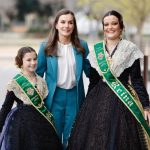 La Reina Letizia arrasa con un traje de estreno en el color vibrante que se ha convertido en su favorito esta temporada