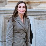 La Reina Letizia estrena un traje efecto 'tipazo' con un detalle que marca la diferencia