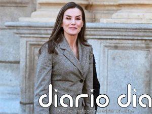 La Reina Letizia estrena un traje efecto 'tipazo' con un detalle que marca la diferencia