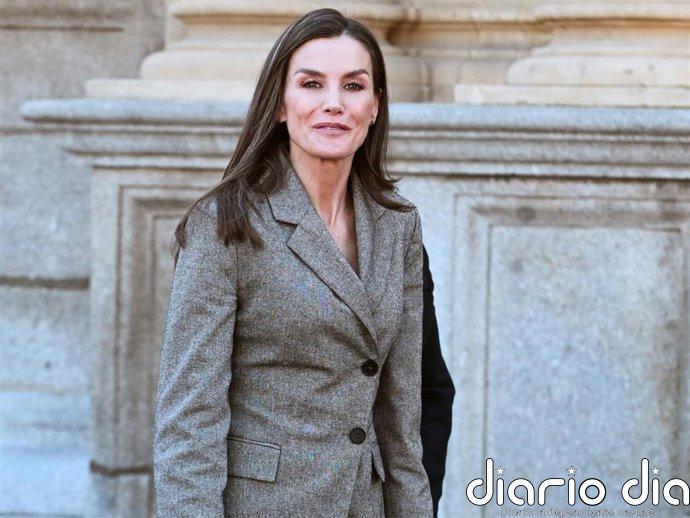 La Reina Letizia estrena un traje efecto 'tipazo' con un detalle que marca la diferencia