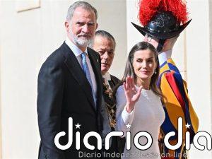 La Reina Letizia hace uso de su 'privilegio blanco' y deslumbra, sin mantilla, en su encuentro con el Papa León XIV