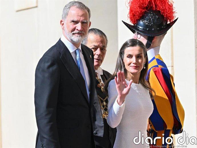La Reina Letizia hace uso de su 'privilegio blanco' y deslumbra, sin mantilla, en su encuentro con el Papa León XIV