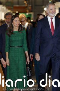 La Reina Letizia reedita en ARCO el espectacular look verde esmeralda con el que deslumbró el día de la Hispanidad