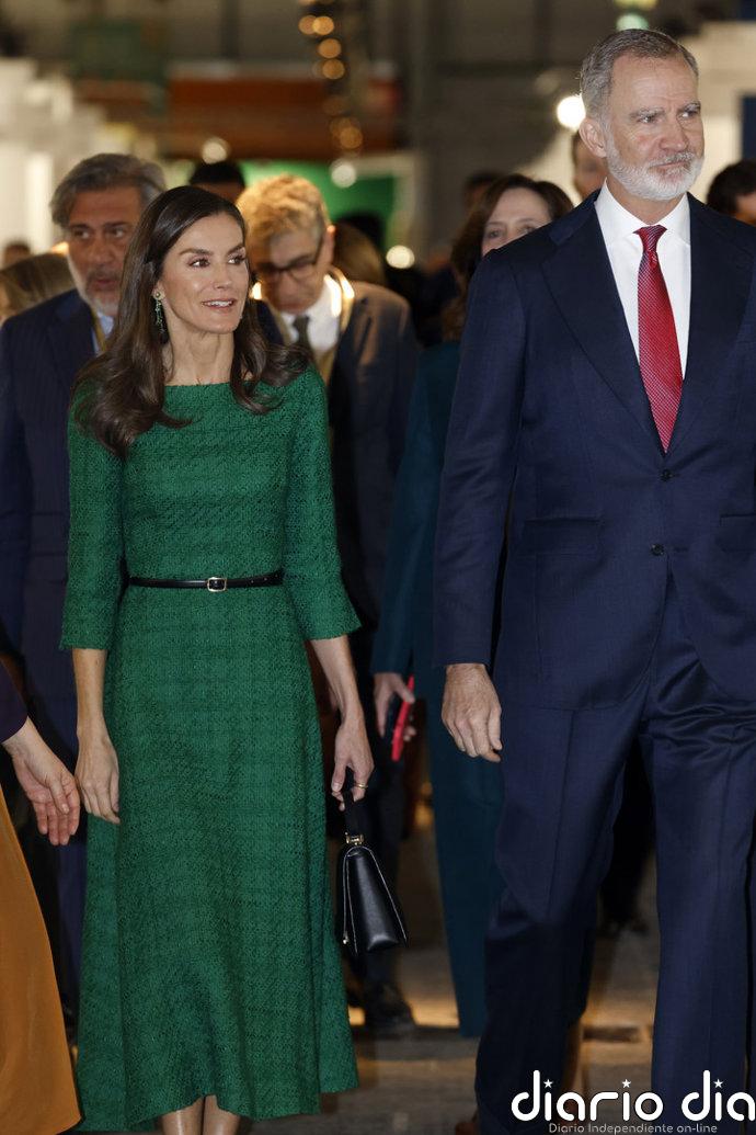 La Reina Letizia reedita en ARCO el espectacular look verde esmeralda con el que deslumbró el día de la Hispanidad