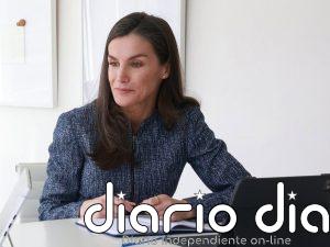 La Reina Letizia rescata su moderna chaqueta 'vaquera' con cremallera de Hugo Boss, ¡y arrasa!