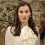 La Reina Letizia rescata su prenda 'fetiche' y enamora con un look ejecutivo en clave romántica