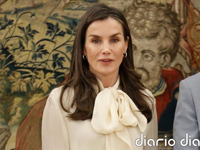 La Reina Letizia rescata su prenda 'fetiche' y enamora con un look ejecutivo en clave romántica