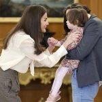 La Reina Letizia se salta el protocolo para mostrar su faceta más tierna y maternal con una niña
