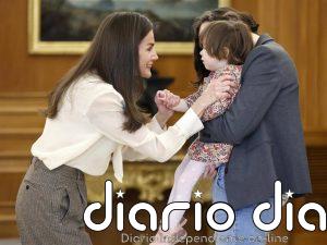 La Reina Letizia se salta el protocolo para mostrar su faceta más tierna y maternal con una niña